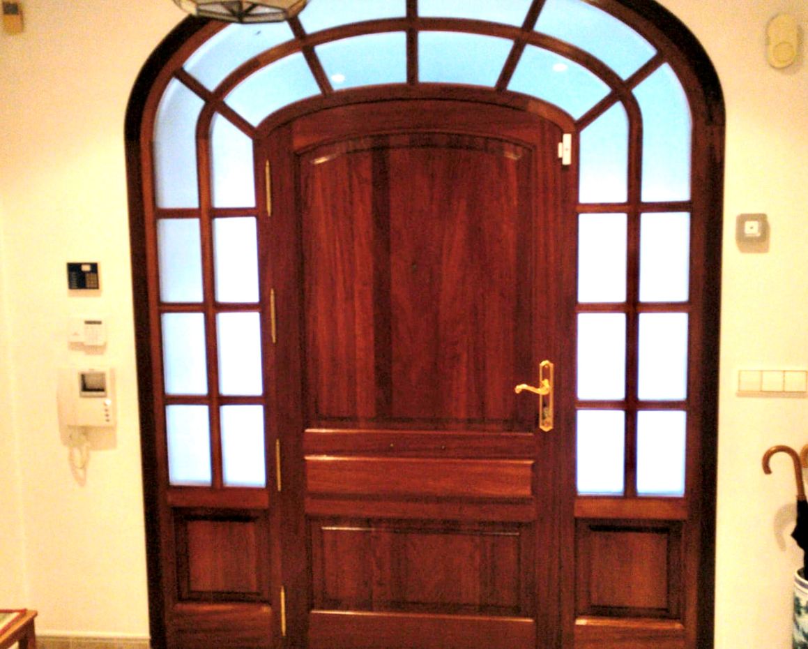 Puerta madera de entrada lacado en blanco