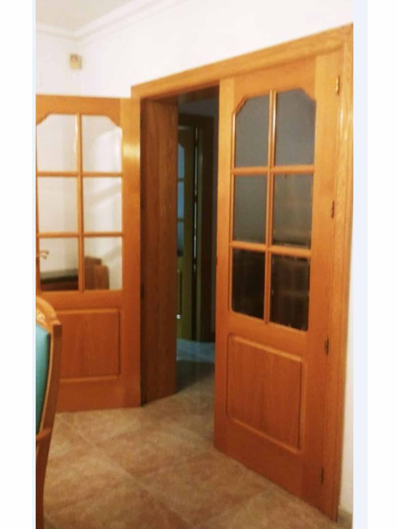 puerta del salon de madera y cristal lacado en blanco