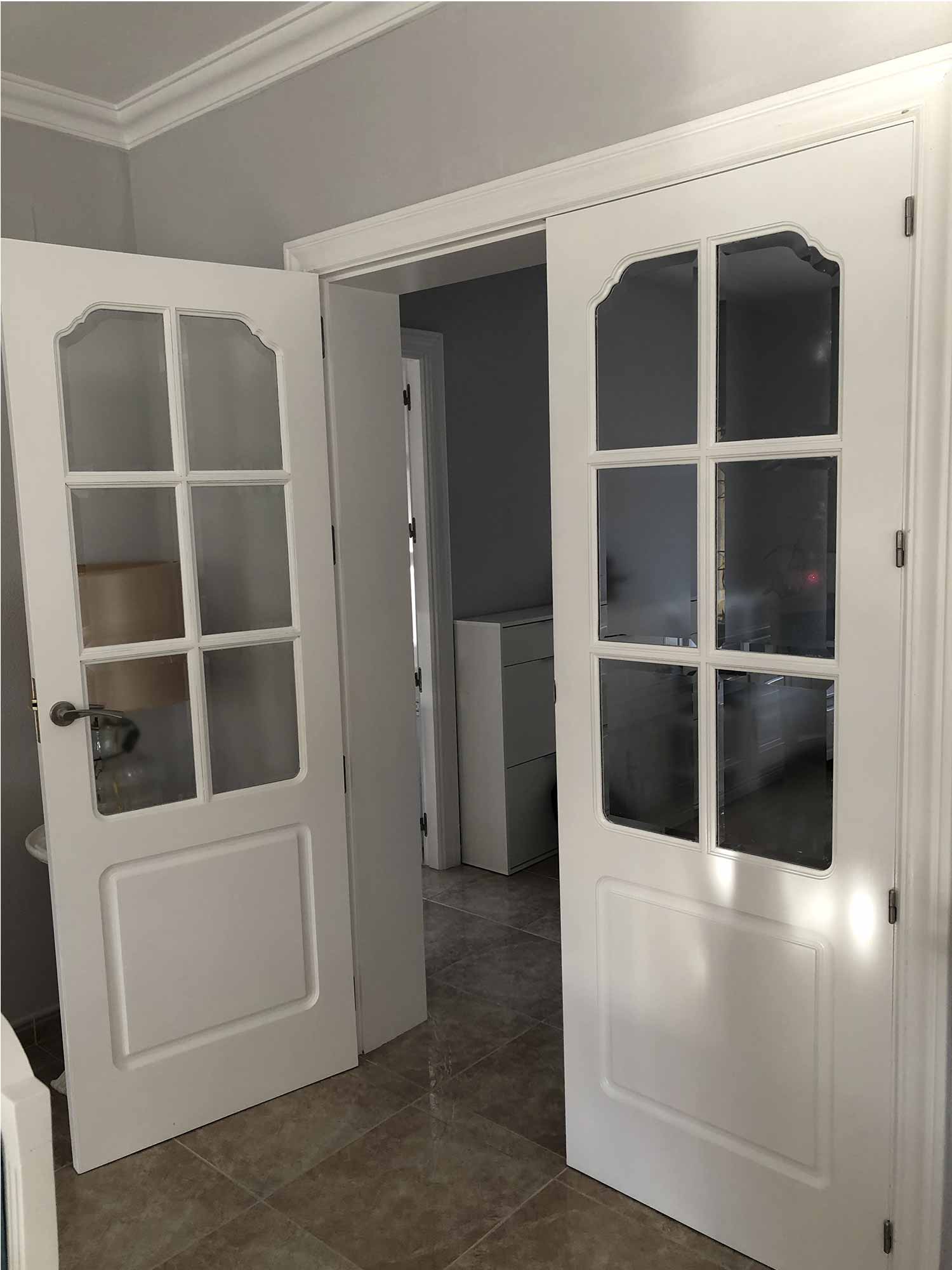 puerta del salon de madera y cristal lacado en blanco